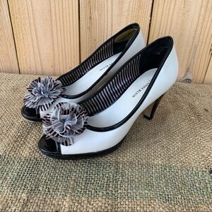 Anne Klein Elodie Black White Peep Toe Floral Embellished Toe Heels Size 6.5